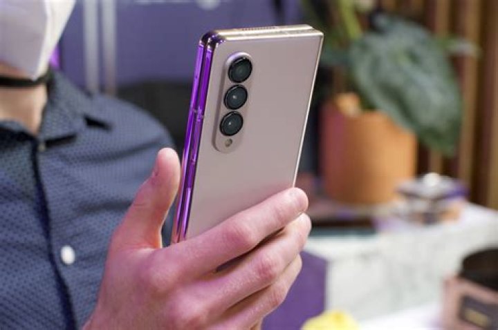 Does the Samsung Galaxy Z Fold 4 have an SD card slot?