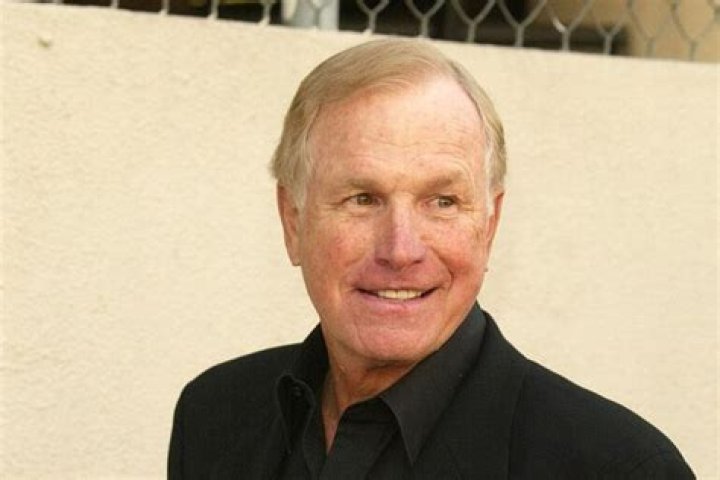 Here is why Wayne Rogers left MASH at the height of his career