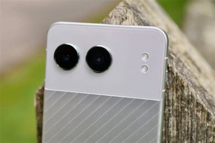 Keep terrible 8MP wide-angle cameras off my phone in 2023